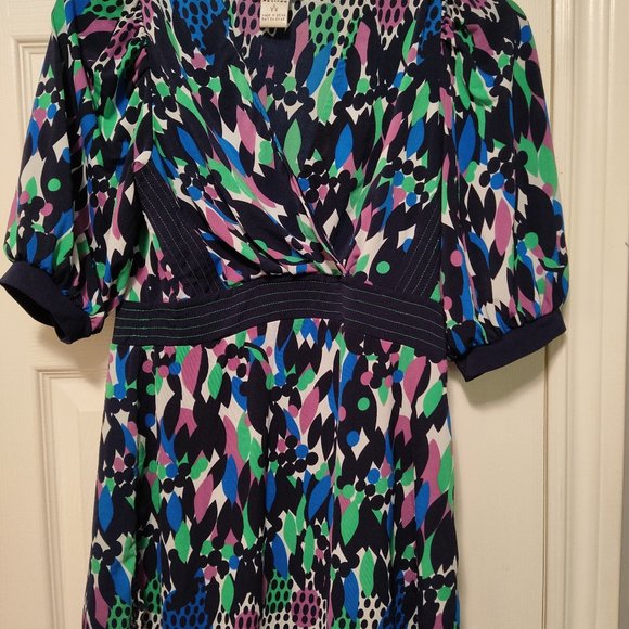 Peter Nygard Tops - Nygard Collection. V-neck front top